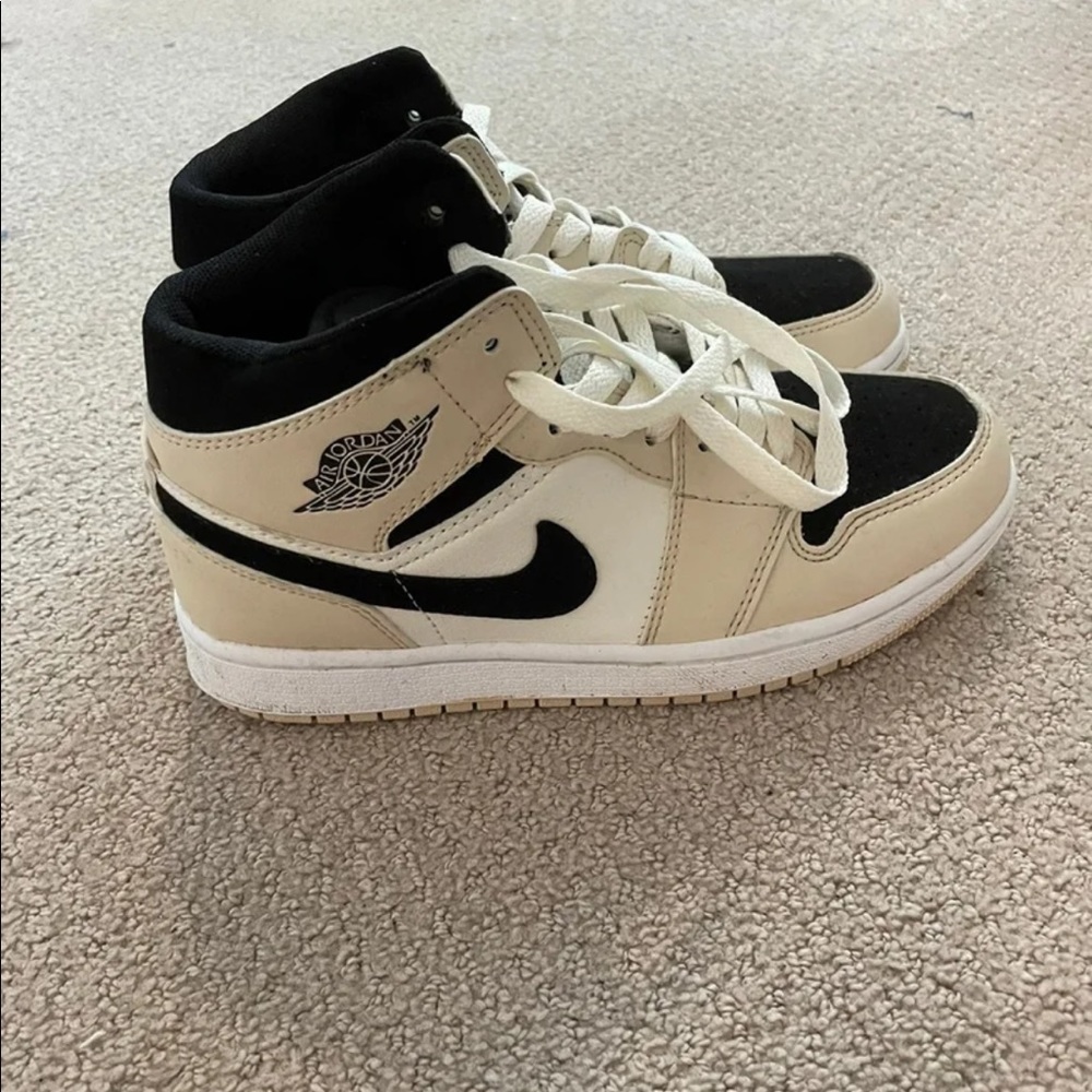 Nike Air Jordan 1 Mid Barely Orange size 6.5